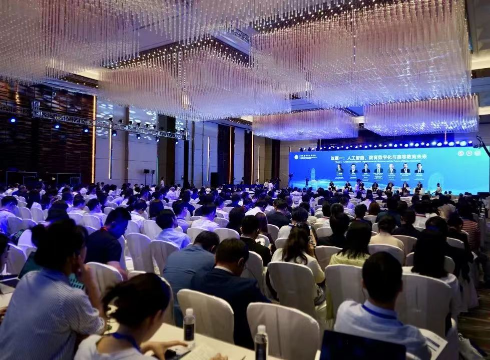 校党委常委、副校长李学斌一行应邀参加世界大学校长论坛