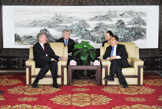                        美国驻华大使马克斯·博卡斯一行访问我校
