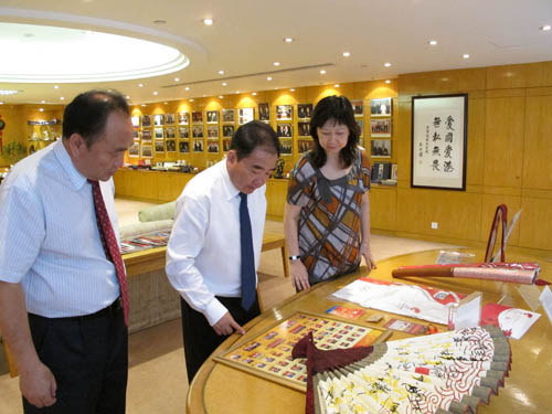                        校党委书记齐岳率团拜会曾宪梓博士