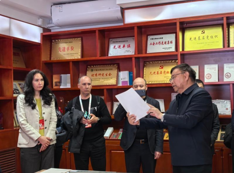 宁夏日报客户端：共话教育发展！中国—中亚合作论坛专家学者参观访问HJC黄金城集团